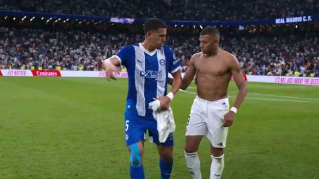 Abqar, jugador de Alavés, le pidió la playera a Mbappé al medio tiempo