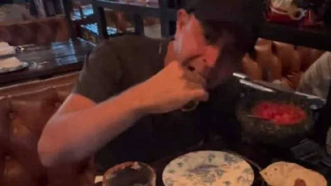 Xavi comiendo tacos 