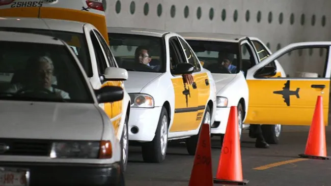 Los taxistas del aeropuerto buscan mejores opciones para poder llevar un mejor servicio a sus clientes