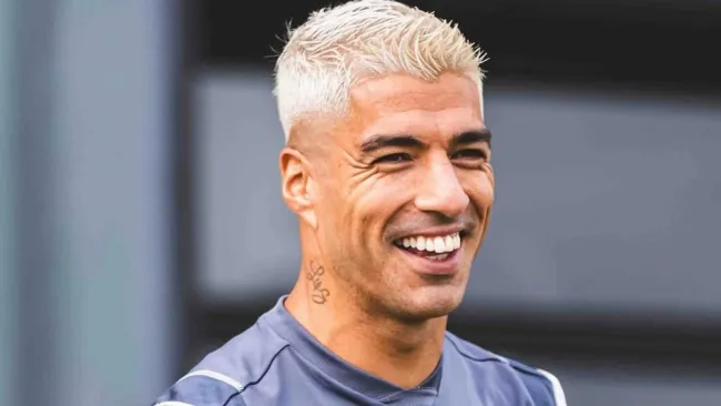 Luis Suárez estrena look y se prepara para deslumbrar con su rubio como el sol