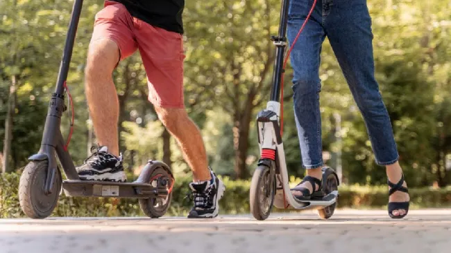 Por las banquetas no pueden circular este tipo de vehículos.