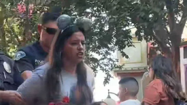 VIDEO: Madre es arrestada en Disney, mientras sus hijas piden auxilio 