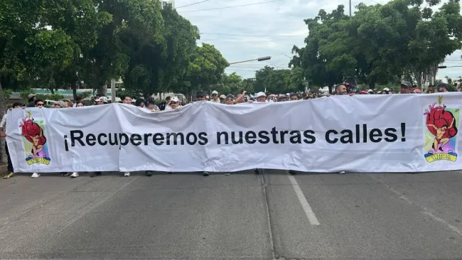 Tras 20 días de violencia en el estado, ciudadanos exigen alto a los enfrentamientos. 
