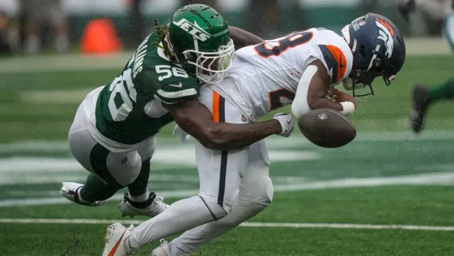 Jugador de Denver Broncos se desploma tras recibir duro golpe en duelo vs Jets