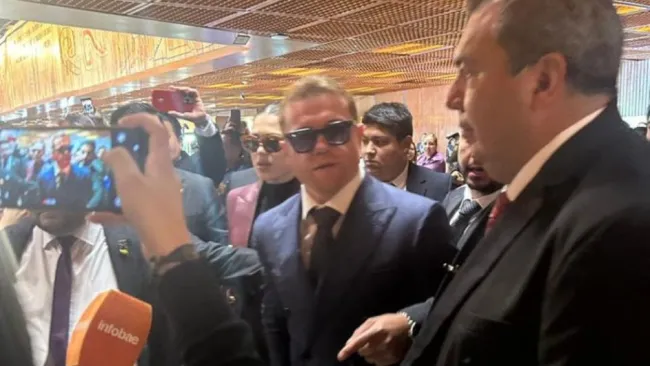 Canelo Álvarez, presente en Congreso de San Lázaro para tomar de protesta de Claudia Sheinbaum