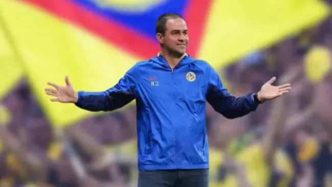 Jardine dirigiendo a las Águilas del América