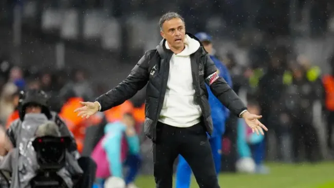 El entrenador español aregando a sus jugadores