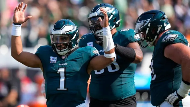 Jalen Hurts comanda victoria de Eagles 20-16 sobre Browns