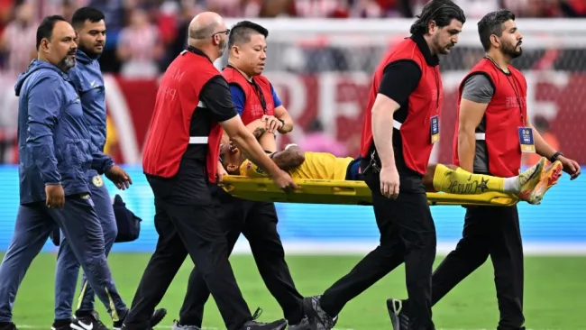 Rodrigo Aguirre abandonó en camilla el amistoso frente a Chivas 