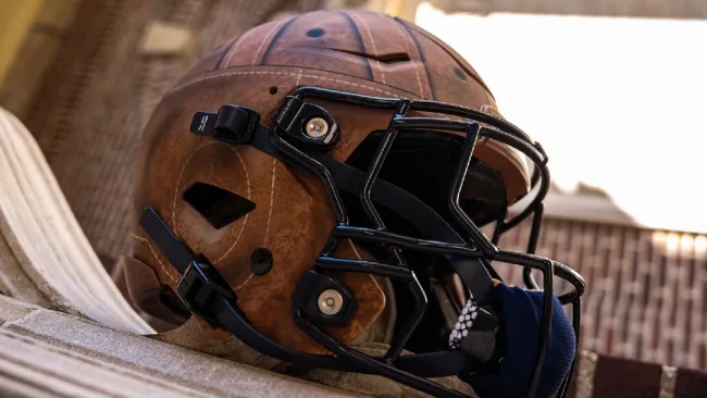 ¡Joya! Universidad Illinois presenta espectaculares uniformes con peculiar casco retro 