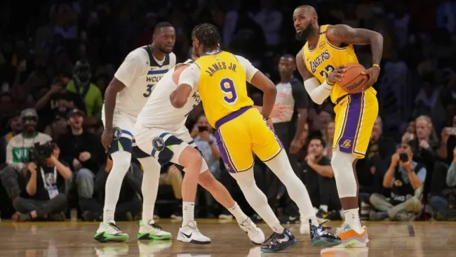 LeBron y Bronny James se convierten en la 1ra dupla padre-hijo en jugar juntos en la NBA