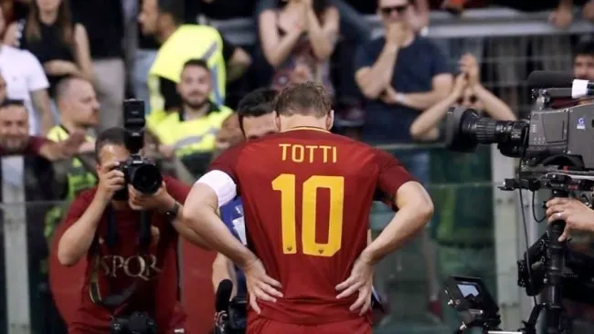 Totti bromeó con la posibilidad de volver a jugar