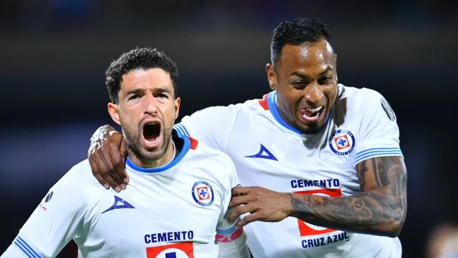 Cruz Azul venció a Pumas en CU y sigue líder en la Liga MX 