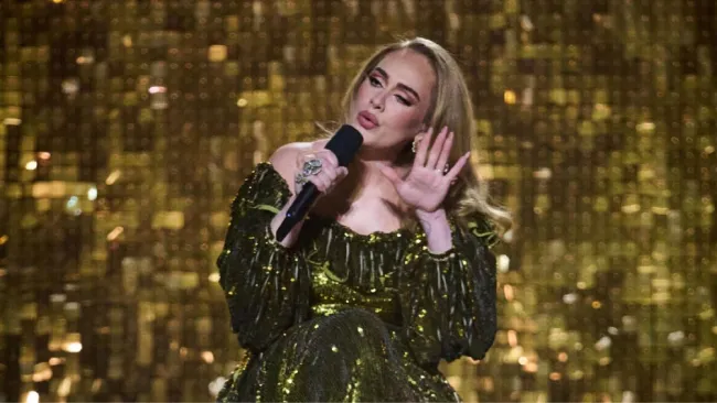 Adele, la cantante ha revelado que tiene una grave infección de oído