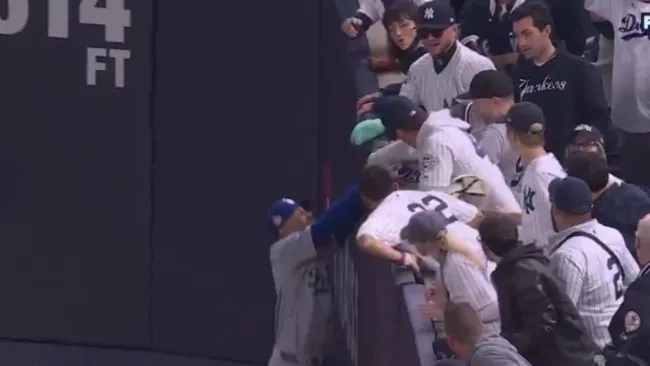 Aficionado de Yankees le arrebató una pelota a Mookie Betts en Juego de la Serie Mundial 