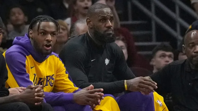 Bronny anota primeros puntos en la NBA bajo la mirada de LeBron en derrota de Lakers