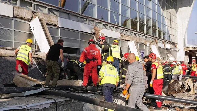 Con maquinaria pesada empezaron a remover las toneladas de escombros.