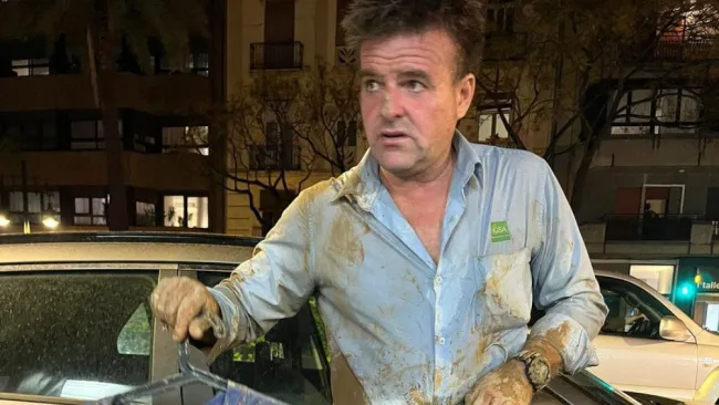 Aficionado del Valencia arriesga su vida para rescatar playeras afectadas por la DANA