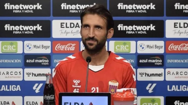 Futbolista español criticó en redes sociales al gobierno y a la Monarquía Española