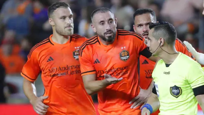 Houston Dynamo aceptó que la acción de Héctor Herrera contra el árbitro fue 'inaceptable'