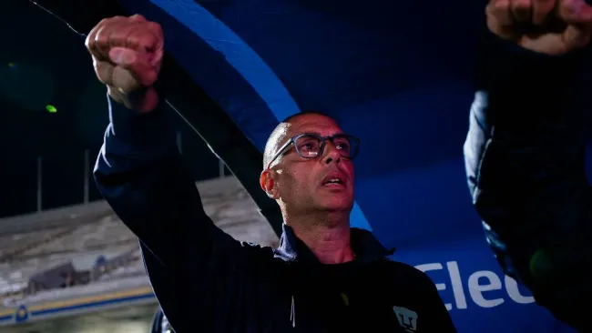 Marcelo Frigério, técnico de Pumas, durante el himno deportivo de la UNAM