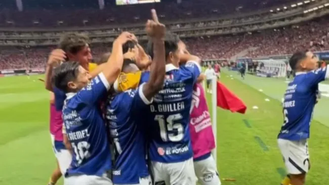 Vitinho realiza seña obscena a la afición de Chivas; FMF abre investigación en su contra