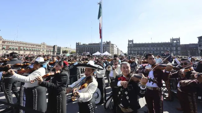 ¡Mariachis en CDMX imponen nuevo Récord Guinness! Fueron mil 122 tocando al mismo tiempo 
