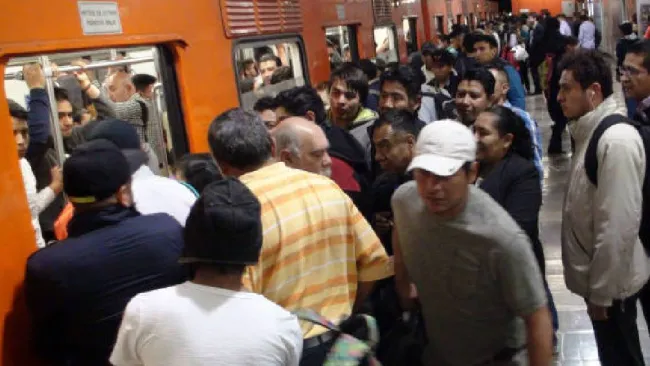 Nuevo modus operandi para robo de celulares en el Metro de CDMX