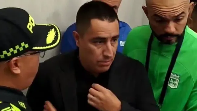 Efraín Juárez causa bronca tras polémico festejo; Policía de Colombia interroga al DT mexicano