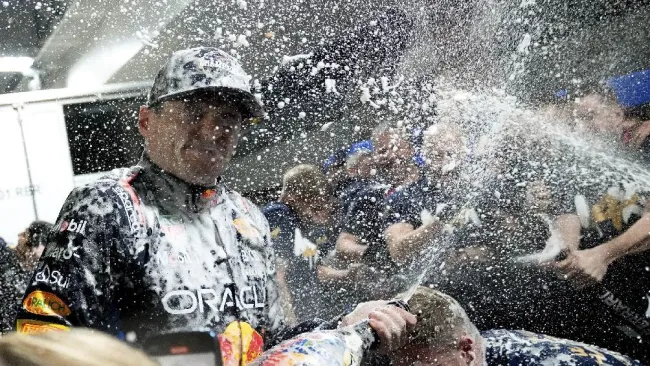Max Verstappen celebrando solo con su equipo