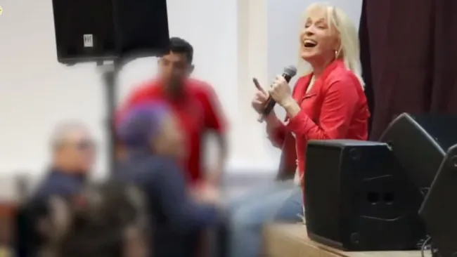 La cantante también platicó con las internas para llevar una mejor vida.