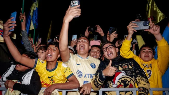 La afición s le llevó serenata al América en Puebla