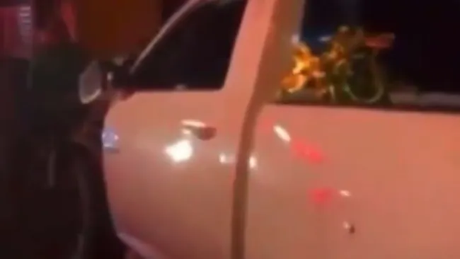 Automovilista atropella a grupo de personas durante desfile navideño en Michoacán 