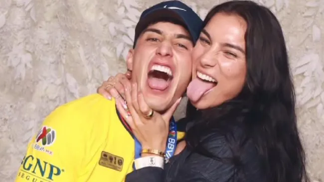 Zendejas y Sabrina Enciso protagonizan beso