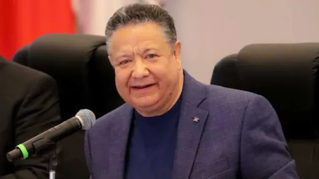 Gobernador de Hidalgo Julio Menchaca sufre desmayo durante evento 