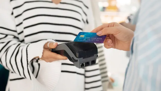 Los clientes de los bancos deben de cuidar sus depósitos en efectivo.