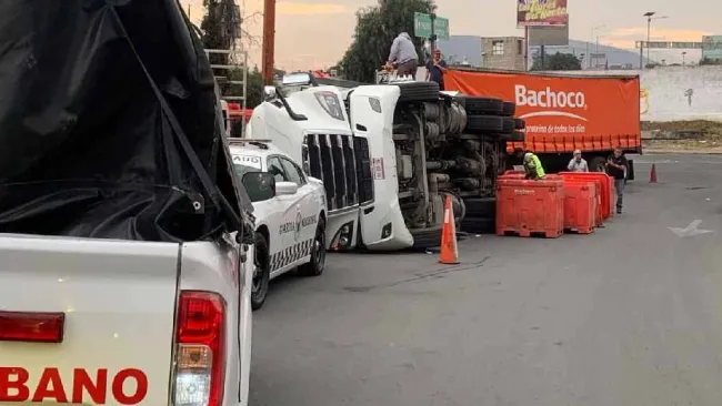 Gente se aprovecha de volcadura de tráiler Bachoco en Ecatepec