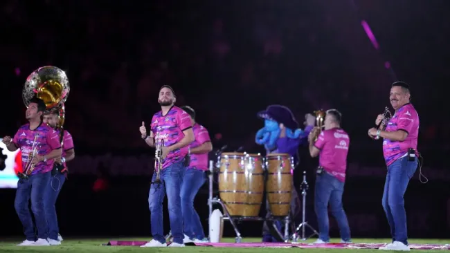 Banda El Recodo hace vibrar al Estadio El Encanto durante medio tiempo de Mazatlán vs Juárez