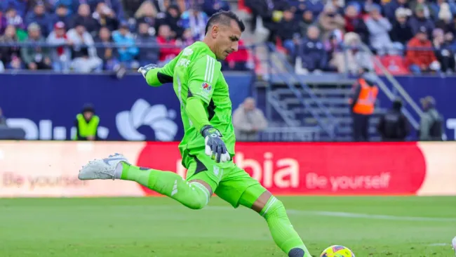 Nahuel Guzmán hace el oso, le meten gol y se engancha con la afición de Atlético San Luis