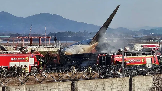 El Boeing 737-800 operado por Jeju Air se impactó al aterrizar contra una barda.