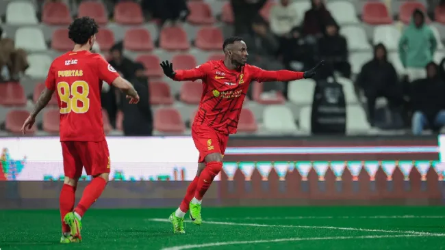 Julián Quiñones paga suspensión