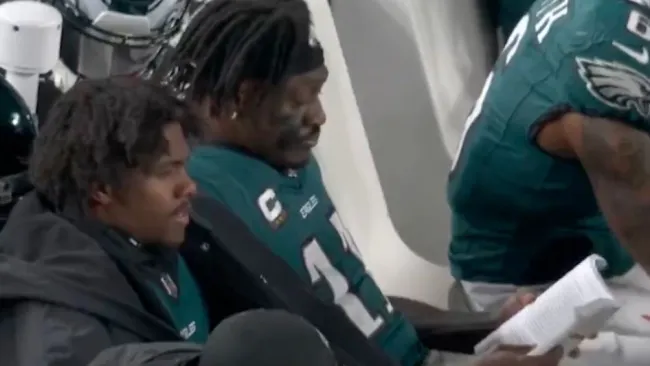 Brown leyendo en la banca de los Eagles