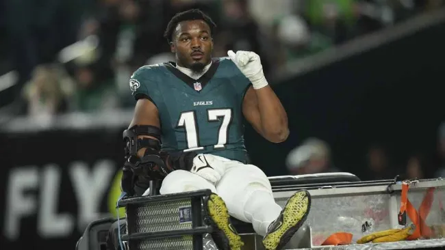 Nakobe Dean sale lesionado y apunta a ser baja el resto de la postemporada