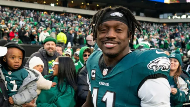 Jalen Hurts sobre la actitud de AJ en Philadelphia: “Nunca lo he visto leer un libro”