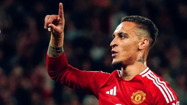 Manchester United busca salida de Antony a préstamo