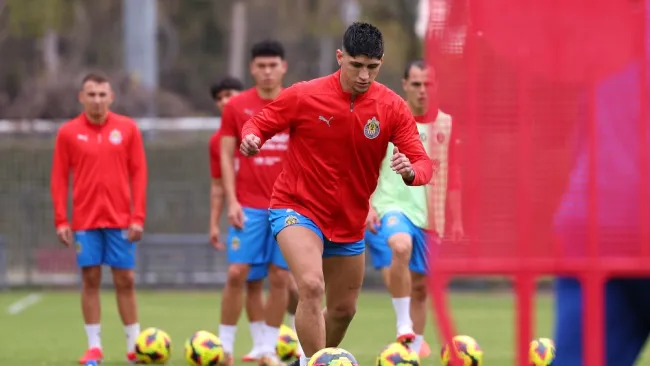 ¡Crack! Este fue el gesto de Alan Pulido con la afición tras su primer entrenamiento con Chivas 
