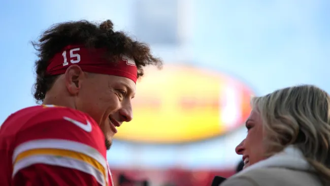 Mahomes vio playoffs mientras esperaba el nacimiento de su hijo, ahora está listo para jugar