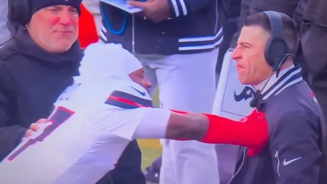 Kris Boyd y entrenador de equipos especiales protagonizan momento tenso en Chiefs vs Texans