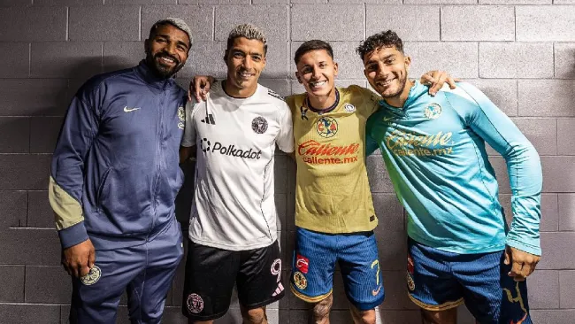 Luis Suárez junto a sus compatriotas 