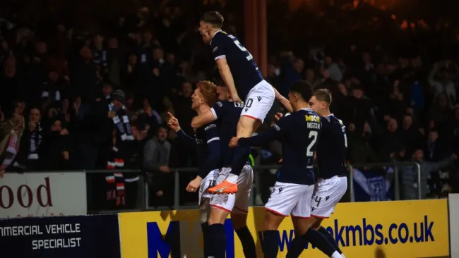 Dundee, con Garza en la cancha, avanzó en la Copa de Escocia